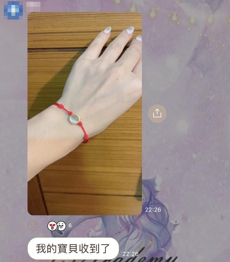 社群成員配戴紅線