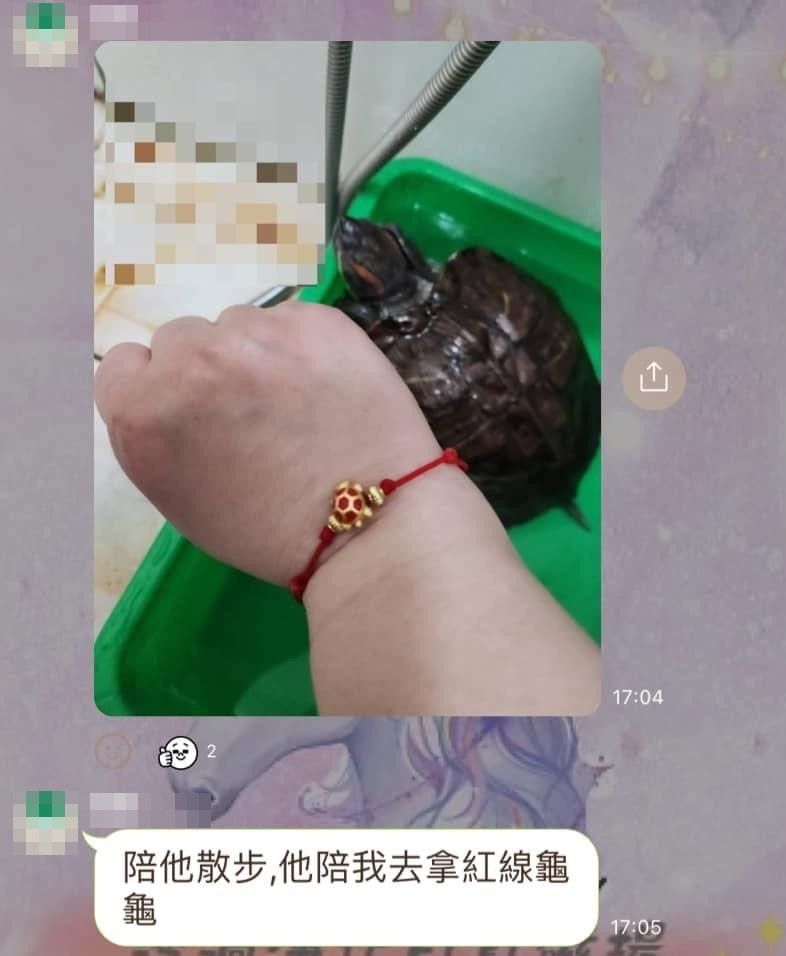 社群成員配戴紅線